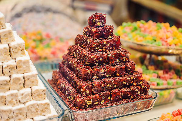 포토 JPG 해외이미지 전통 접시 열매 문화 음식 컬러 백그라운드 오렌지 디저트 사탕 요리 동양인 사람없음 컬러풀 갈색 과자 상점 주스 기쁨 견과류 흰색 신선 시장 달콤 맛 설탕 아로마 호두 코코넛 아몬드 칠면조 아랍어 페스츄리 피스타치오 맛있는 튀르키예 해외202309 해외포토 식물 식기 감정 아시아 음료 빵 컨셉 과일 조류 인종 파일형식