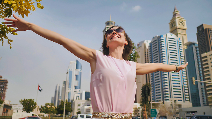 포토 JPG 해외이미지 라이프스타일 여자 행복 모래 여행 휴가 거리 한명 미소 사람 야외 물 여름 스마트폰 도시풍경 뷰티 유행 여행객 카메라 엄지손가락 흰색 도시 보트 저녁 셀프카메라 아랍에미리트 두바이 스타일 해외202309 해외포토 자연요소 1 계절 감정 컬러 배_교통 중동 손가락 표정 풍경 생활 전자제품 핸드폰 스마트기기 사진촬영 야간 파일형식