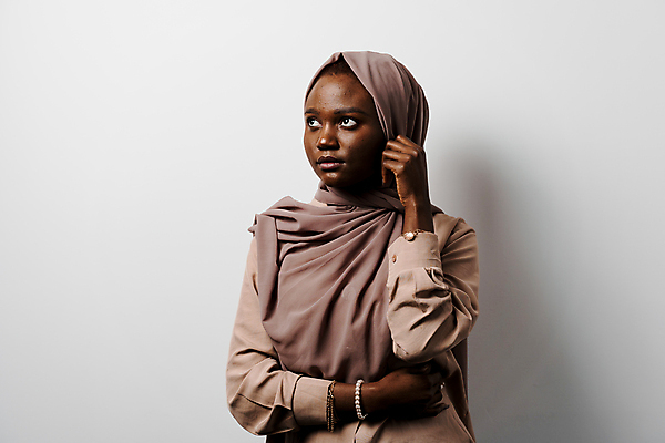 포토 JPG 해외이미지 직업 학생 여자 종교 인터넷 회사 비즈니스 탁자 성공 노동자 주택 실내 가면 한명 사람 앉기 컴퓨터 사무실 뷰티 검은색 업무 작업 자신감 암호 이슬람교 종업원 투자 바쁨 아랍어 대리인 해외202309 해외포토 1 감정 컬러 가구 컨셉 모션 내부 건물 전자제품 파일형식