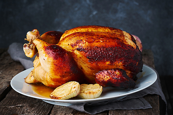 포토 JPG 해외이미지 그릇 사람없음 치킨 닭고기 신선 나무탁자 해외202309 해외포토 식기 탁자 육류 닭고기요리 파일형식