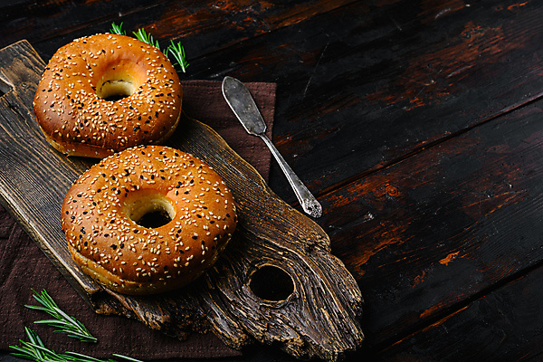 포토 JPG 해외이미지 사람없음 베이글 로즈메리 나무도마 잼나이프 나무배경 해외202309 해외포토 빵 백그라운드 도마 목재 나이프 허브 파일형식