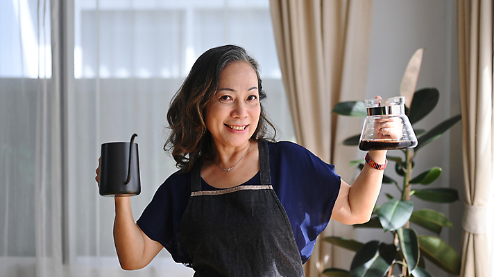 포토 JPG 해외이미지 응시 여자 노년 할머니 화초 커피 주전자 한명 들기 상반신 취미 앞모습 앞치마 기쁨 커튼 노인여자한명만 해외202309 해외포토 식물 1 시선 감정 음료 뷰포인트 모션 주방용품 사람 성인 여자한명만 노인여자만 파일형식