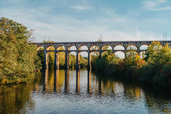 포토 JPG 해외이미지 전통 유럽 스포츠 여행 건축양식 교통시설 독일 사람없음 야외 초록색 물 강 태양 반사 걷기 맑음 고요 기차 도시 역사 아치 공학 천연기념물 구름다리 랜드마크 옛날 해외202309 해외포토 자연요소 교육 건축 나라 육상교통 컬러 교통 모션 날씨 대중교통 다리_건축물 시설 파일형식