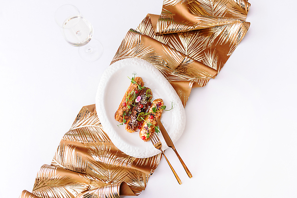 포토 JPG 해외이미지 접시 포크 와인잔 육류 사람없음 분위기 나이프 에클레어 플레이팅 해외202309 해외포토 식기 컨셉 술잔 식재료 디저트 칼 상차림 파일형식