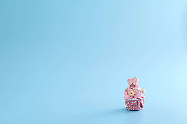 포토 JPG 해외이미지 사람없음 장식 한개 달콤 컵케이크 시리얼 생크림 파란배경 마시멜로우 스프링클 카피스페이스 해외202309 해외포토 1 음식 백그라운드 디저트 파란색 케이크 공백 맛 크림 파일형식