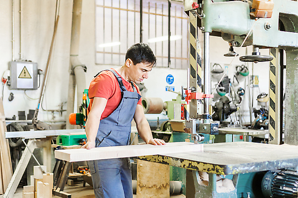 포토 JPG 해외이미지 직업 남자 산업 공장 노동자 직장 기술 실내 한명 목재 가로 기계 장비 기구 공구 업무 작업실 제조 널 자르기 목수 목공예 장인 주인 공예가 심각 작업대 해외202309 해외포토 나무 1 컨셉 회사 재료 공업 모션 사람 내부 도구 작업 공예 파일형식