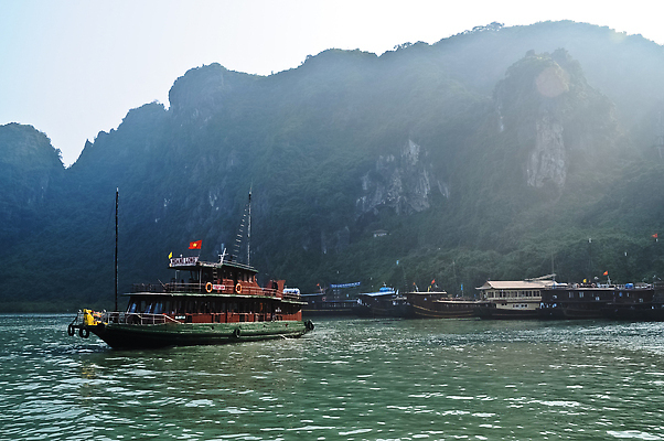 포토 JPG 해외이미지 아시아 문화 호수 바다 섬 여행 자연 하늘 낚시 휴가 휴식 산 동양인 사람없음 초록색 물 뷰티 여행객 마을 만 보트 베트남 장면 내추럴 랜드마크 이국적 인도차이나반도 해외202309 해외포토 자연요소 나라 컬러 컨셉 배_교통 레저 사람 인종 동남아시아 생태계 파일형식
