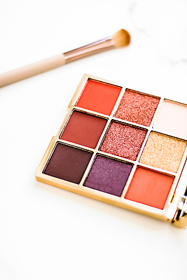 포토 JPG 해외이미지 백그라운드 사람없음 세트 뷰티 화려 대리석 아이섀도 메이크업브러쉬 해외202309 해외포토 컨셉 재료 화장품 붓 파일형식