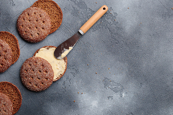 포토 JPG 해외이미지 전통 음식 빵 회색배경 핀란드 요리 사람없음 갈색 주방 빵집 신선 맛 아침식사 굽기 밀가루 버터 페스츄리 핸드메이드 호밀 카피스페이스 맛있는 해외202309 해외포토 컬러 백그라운드 컨셉 곡류 북유럽 상점 식사 공백 회색 가루 구이 파일형식