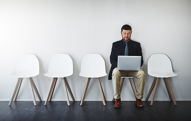 포토 JPG 해외이미지 전신 남자 의자 비즈니스 무표정 한명 앉기 성인 노트북 성인남자한명만 해외202309 해외포토 1 감정 가구 모션 표정 사람 전자제품 남자한명만 성인남자만 파일형식