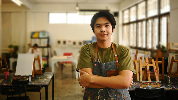 포토 JPG 해외이미지 응시 남자 미술 한명 동양인 상반신 성인 팔짱 앞치마 물감 얼룩 작업실 책상 이젤 그림 캔버스 성인남자한명만 해외202309 해외포토 1 시선 가구 모션 문화예술 사람 인종 미술도구 남자한명만 성인남자만 파일형식