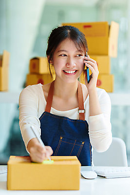 포토 JPG 해외이미지 여자 사업가 한명 들기 상반신 성인 앞모습 기록 작업 비즈니스우먼 사장 통화 택배상자 성인여자한명만 해외202309 해외포토 직업 1 뷰포인트 비즈니스 모션 사람 상자 직장인 택배 여자한명만 성인여자만 파일형식