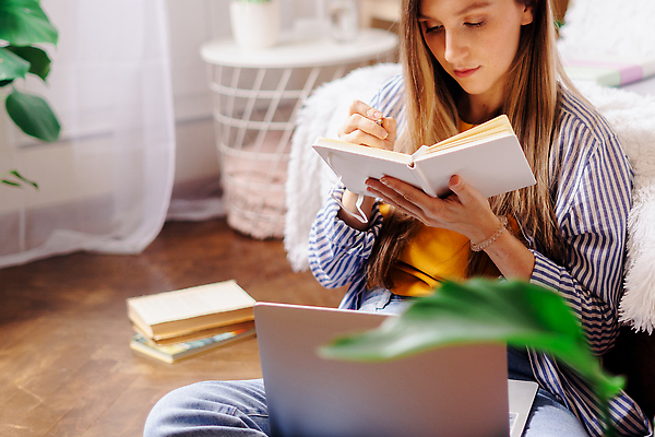 포토 JPG 해외이미지 식물 라이프스타일 응시 교육 꽃 오렌지 비즈니스 통신 거리 바닥 주택 실내 관리 한명 내부 장식 책 가로 노트북 쇼핑 학습 컴퓨터 사무실 독서 뷰티 공책 타이핑 기록 업무 비즈니스우먼 연결 스마트 부름 온라인 개발 소셜미디어 온라인강의 프리랜서 해외202309 해외포토 직업 1 시선 여자 컨셉 과일 모션 문구용품 사람 건물 생활 전자제품 작업 직장인 강의 파일형식 언택트