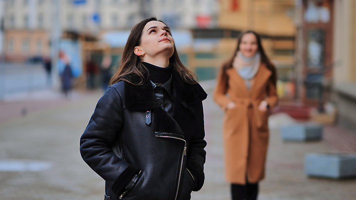 포토 JPG 해외이미지 학생 커플 공원 여자 행복 감정 가족 관계 포옹 거리 함께함 사랑 사람 야외 두명 친구 뷰티 낭만 도시 기다림 공항 결합 바쁨 해외202309 해외포토 공공시설 컨셉 교통시설 안기 모션 파일형식