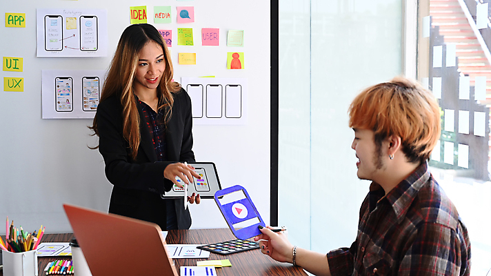 포토 JPG 해외이미지 디자인 여자 남자 종이 비즈니스 창문 설계 상반신 성인 두명 태블릿 칠판 계획 디자이너 책상 UI 성인만 해외202309 해외포토 직업 가구 컨셉 사람 전자제품 스마트기기 파일형식