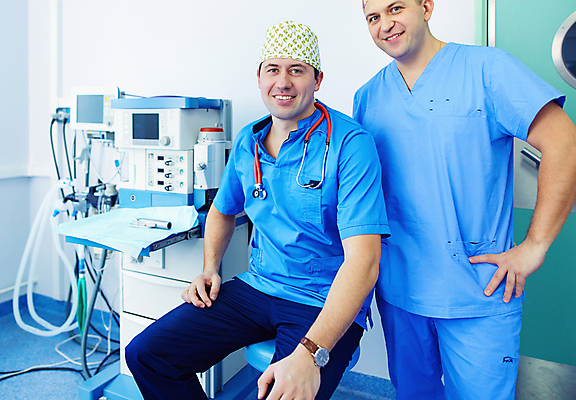 포토 JPG 해외이미지 백인 직업 남자 얼굴 유니폼 협력 노동자 실내 건강 병원 가면 사람 두명 가로 초록색 약 방 장비 환자 간호사 의사 도구 긴급 업무 작업 도움 수술 보호 외과 순서 돌봄 치유 해외202309 해외포토 서양인 옷 컬러 컨셉 의학 모션 내부 신체부위 치료 의료진 파일형식