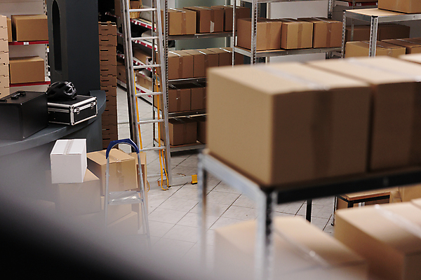 포토 JPG 해외이미지 사다리 노동자 실내 사람없음 상자 작업 물류창고 해외202309 해외포토 직업 내부 도구 창고 파일형식