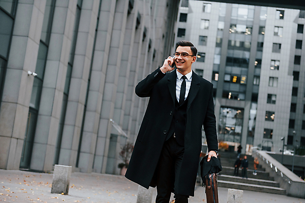 포토 JPG 해외이미지 남자 안경 서류가방 한명 들기 정장 상반신 성인 앞모습 스마트폰 도시 직장인 비즈니스맨 스마트 통화 성인남자한명만 해외포토 직업 1 잡화 옷 뷰포인트 컨셉 가방 비즈니스 모션 사람 핸드폰 스마트기기 남자한명만 성인남자만 파일형식