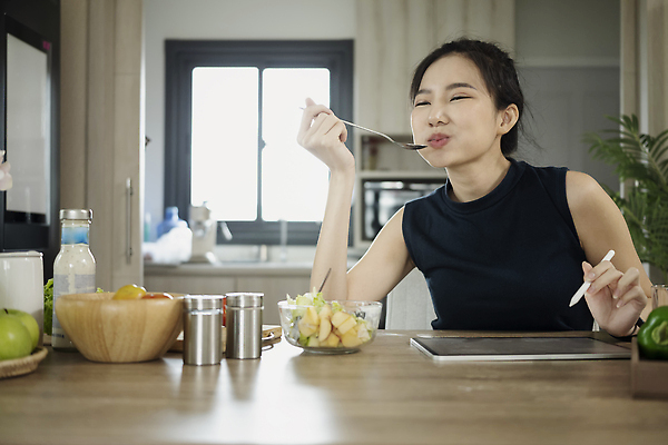포토 JPG 해외이미지 여자 행복 조각 채소 피망 한명 동양인 상반신 성인 태블릿 주방 샐러드 사과 유리그릇 후추통 건강식 나무그릇 소금통 성인여자한명만 태블릿펜 식단관리 해외202309 해외포토 1 그릇 감정 음식 과일 유리 사람 인종 목재 전자제품 스마트기기 펜 양념통 여자한명만 성인여자만 파일형식