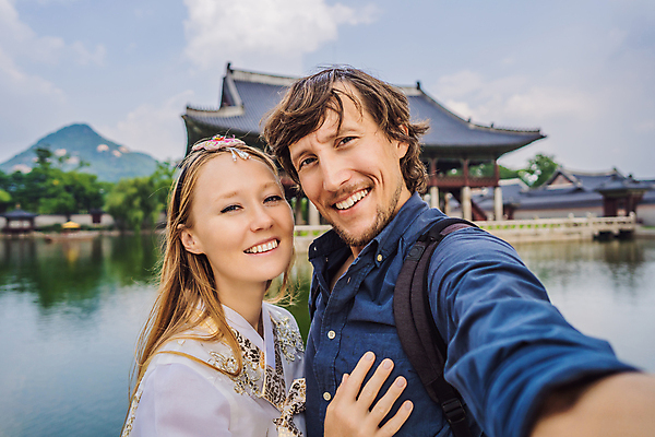 포토 JPG 해외이미지 서양인 부부 여자 남자 여행 성인 야외 두명 반사 수면 한복 셀프카메라 경복궁 성인만 경호루 해외202309 해외포토 외국인 한국전통 커플 한국 사람 물 사진촬영 궁전 전통의상 정자_건축물 의림지 파일형식