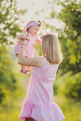 포토 JPG 해외이미지 행복 어린이 모녀 들기 성인 야외 두명 아기 여자만 시밀러룩 해외202309 해외포토 딸 감정 가족 모션 엄마 사람 커플룩 파일형식