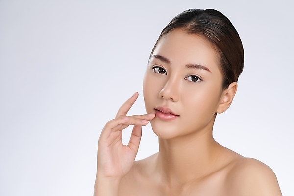 포토 JPG 해외이미지 모델 응시 여자 얼굴 한명 동양인 손짓 상반신 성인 앞모습 뷰티 우아함 피부 순수 성인여자한명만 해외202309 해외포토 1 시선 뷰포인트 컨셉 모션 사람 인종 신체부위 여자한명만 성인여자만 파일형식