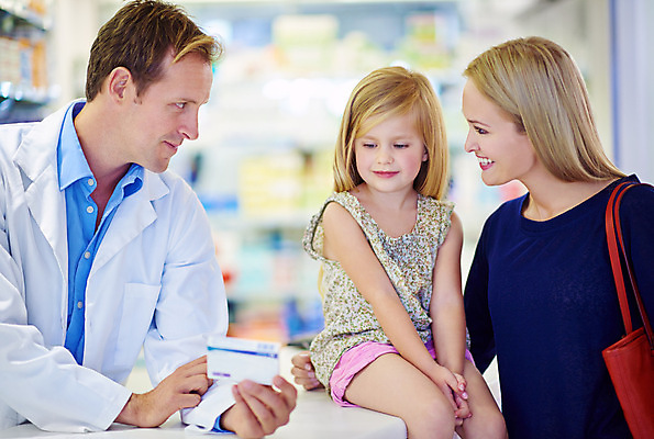 포토 JPG 해외이미지 여자 남자 어린이 실내 앉기 상반신 성인 앞모습 세명 약 판매 의료진 약국 고객 보여주기 약사 해외202309 해외포토 직업 뷰포인트 의학 모션 사람 내부 파일형식