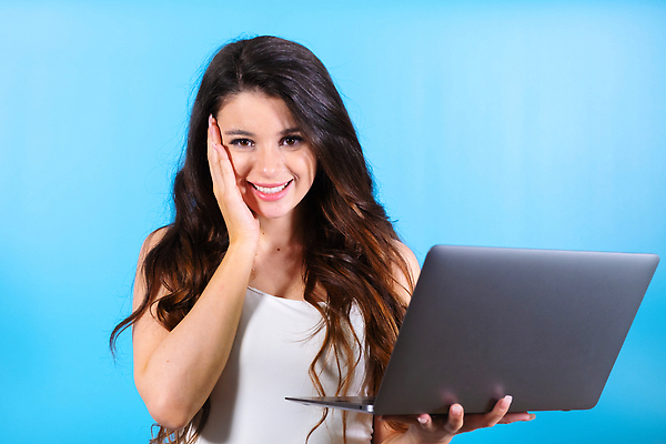 포토 JPG 해외이미지 백인 모델 라이프스타일 벽 인터넷 손가락 실내 한명 사람 파란색 노트북 쇼핑 컴퓨터 갈색 머리카락 유행 상점 스크린 기쁨 표현 자신감 네트워크 쇼핑몰 만족 긍정 부티크 스타일 해외202309 숱 해외포토 서양인 1 손 감정 컬러 컨셉 내부 생활 전자제품 머리 파일형식