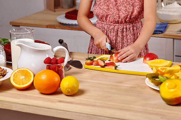 포토 JPG 해외이미지 손 여자 어린이 오렌지 딸기 도마 키위 요리 상반신 우유 사과 자르기 레몬 망고 식칼 소녀한명만 해외202309 해외포토 과일 모션 주방용품 유제품 사람 신체부위 열대과일 여자한명만 소녀만 파일형식