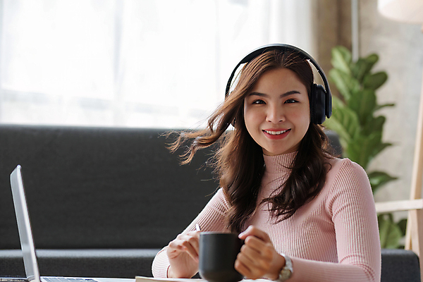 포토 JPG 해외이미지 백인 학생 라이프스타일 여자 교육 행복 어린이 이어폰 인터넷 교실 학교 수업 주택 실내 한명 미소 사람 앉기 동양인 책 노트북 학습 스터디 컴퓨터 디지털 교사 공책 듣기 관찰 연결 강의 사이버 책상 대학교 온라인 동영상 온라인강의 해외202309 해외포토 서양인 직업 1 감정 음향기기 가구 모션 문구용품 표정 인종 내부 건물 생활 전자제품 파일형식 언택트