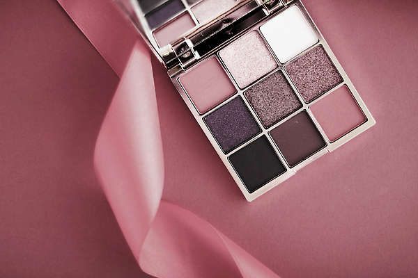 포토 JPG 해외이미지 리본 사람없음 화장품 화려 팔레트 오브젝트 눈화장 아이섀도 보라색배경 섀도우팔레트 해외포토 백그라운드 컨셉 화장 뷰티 보라색 파일형식