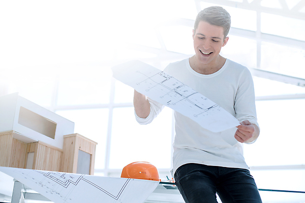 포토 JPG 해외이미지 직업 디자인 응시 남자 종이 안경 비즈니스 통신 창문 탁자 설계 노동자 아이디어 직장 실내 한명 사람 빛 사무실 업무 비즈니스맨 엔지니어 선택 감독 계획 헬멧 건축가 디자이너 스케치 책상 그림 문서 만들기 청사진 제도 프로젝트 카피스페이스 해외202309 해외포토 1 시선 잡화 가구 컨셉 회사 모션 미술 내부 공백 작업 직장인 기술자 보호장비 파일형식