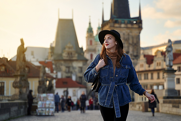 포토 JPG 해외이미지 백인 모델 라이프스타일 여자 행복 유럽 여행 백그라운드 건축양식 하늘 미술 한명 사람 성인 강 햇빛 뷰티 유행 여행객 검은색 일몰 수확 도시 화려 클래식 고급 우아함 저녁 복고 체코 프라하 고딕 스타일 카피스페이스 해외202309 해외포토 서양인 1 건축 감정 나라 컬러 컨셉 농업 문화예술 생활 태양 노을 공백 야간 파일형식