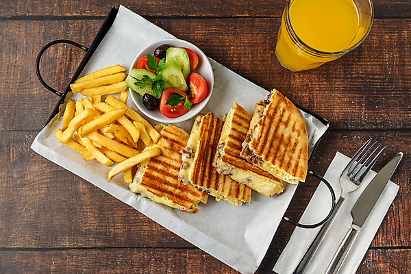 포토 JPG 해외이미지 그릇 포크 방울토마토 오이 잔 사람없음 하이앵글 감자튀김 나이프 오렌지주스 올리브 토스트 터키음식 나무배경 해외202309 해외포토 식기 열매 빵 뷰포인트 백그라운드 토마토 채소 감자 튀김 칼 과일주스 동양음식 파일형식 튀르키예