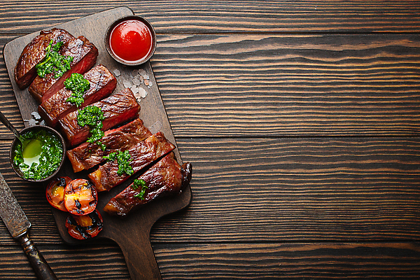 포토 JPG 해외이미지 토마토 육류 스테이크 사람없음 신선 나이프 슬라이스 나무도마 나무배경 해외202309 해외포토 식기 백그라운드 채소 식재료 도마 서양음식 목재 칼 파일형식