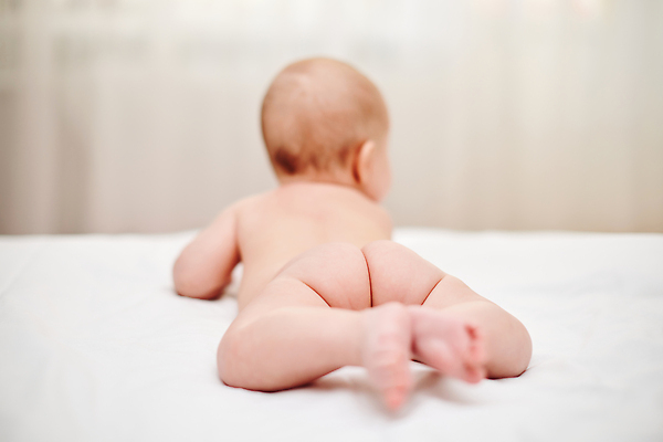 포토 JPG 해외이미지 전신 엎드리기 한명 뒷모습 귀여움 침대 신생아 누드 여자아기한명만 해외202309 해외포토 1 뷰포인트 가구 컨셉 모션 사람 아기 여자한명만 여자아기만 파일형식