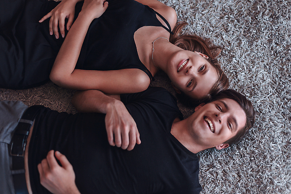 포토 JPG 해외이미지 백인 라이프스타일 커플 여자 행복 2 가정 가족 관계 신혼부부 남편 부동산 휴식 새로움 바닥 아파트 주택 함께함 실내 사랑 사람 두명 뷰티 카펫 구매 리빙 대출 거짓말 소유 해외202309 해외포토 서양인 부부 감정 컨셉 내부 건물 생활 금융 쇼핑 재산 신혼 파일형식