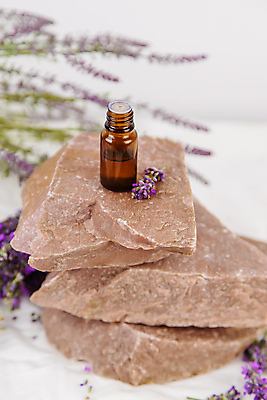 포토 JPG 해외이미지 꽃 유리병 사람없음 돌_바위 라벤더 라벤더오일 해외202309 해외포토 식물 병_용기 오일_화장품 허브 파일형식