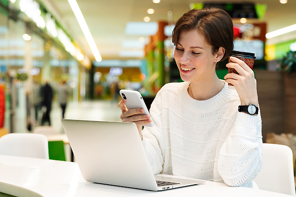 포토 JPG 해외이미지 직업 라이프스타일 여자 교육 인터넷 비즈니스 탁자 모바일 세포 한명 사람 성인 내부 노트북 스마트폰 핸드폰 스터디 컴퓨터 사무실 뷰티 유행 디지털 공책 카페 업무 작업 비즈니스우먼 센터 휴대용 쇼핑몰 카페테리아 온라인 블로거 프리랜서 네트워킹 해외202309 해외포토 1 가구 문구용품 생활 전자제품 스마트기기 학습 상점 직장인 네트워크 오브젝트 파일형식