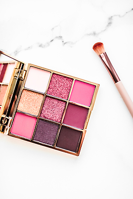 포토 JPG 해외이미지 백그라운드 사람없음 세트 뷰티 화려 대리석 아이섀도 메이크업브러쉬 해외202309 해외포토 컨셉 재료 화장품 붓 파일형식