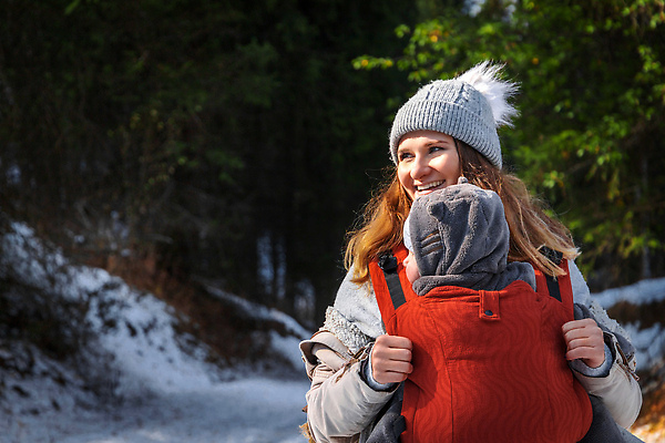 포토 JPG 해외이미지 백인 응시 여자 남자 행복 아들 여행 겨울 안기 엄마 산 함께함 사랑 상반신 성인 야외 두명 앞모습 뒷모습 하이킹 육아 아기 아기띠 해외202309 해외포토 서양인 시선 계절 감정 뷰포인트 컨셉 가족 모션 레저 사람 아기용품 파일형식