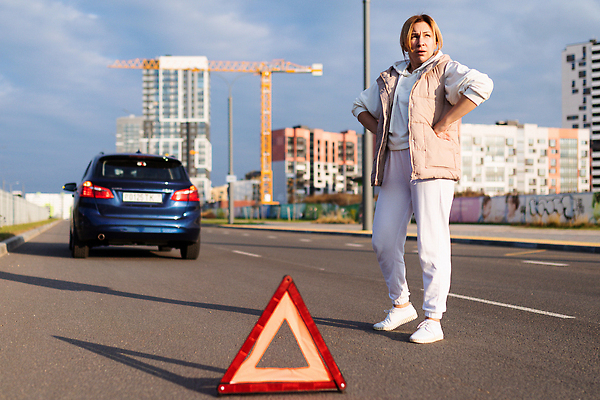 포토 JPG 해외이미지 여자 도로 여행 교통시설 자동차 한명 사람 성인 야외 덮개 긴급 도움 오픈 운전사 수리 사건 고장 서비스 문제 엔진 길가 깨짐 자동 트러블 헬프 해외202309 해외포토 직업 1 길 육상교통 교통 컨셉 뚜껑 시설 파일형식