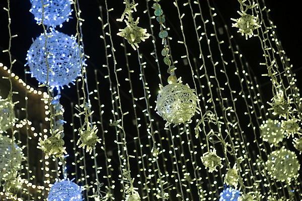 포토 JPG 해외이미지 디자인 백그라운드 크리스마스 겨울 패턴 전구 공 휴가 조명 새로움 새해 거리 미술 사람없음 장식 빛 뷰티 파티 축제 화환 어둠 기쁨 낭만 램프 축하 도시 원형 황금 고급 야간 소프트포커스 12월 연도 빛망울 해외202309 해외포토 자연요소 도형 계절 기념일 꽃 감정 컨셉 무늬 문화예술 촬영기법 이벤트 날짜 파일형식