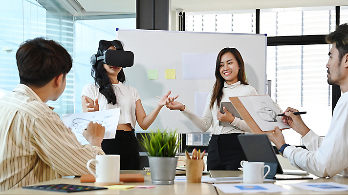 포토 JPG 해외이미지 여자 남자 화초 비즈니스 회의 함께함 들기 앉기 여러명 상반신 성인 옆모습 컵 필기구 펜 비즈니스맨 비즈니스우먼 그룹 책상 직원 보고서 화이트보드 보여주기 서류판 성인만 VR기기 해외202309 해외포토 식물 식기 뷰포인트 가구 다수 컨셉 모션 문구용품 사람 사무용품 기계 직장인 가상현실 파일형식