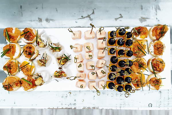 포토 JPG 해외이미지 식기 음식 결혼 잎 과일 치즈 쟁반 어류 사람없음 목재 장식 가로 컬러풀 파티 요식업 식당 식사 저녁식사 신선 우아함 카나페 해산물 서비스 준비 올리브 연어 뷔페 해외202309 해외포토 나무 식물 열매 산업 컬러 컨셉 재료 유제품 서양음식 이벤트 상점 수중동물 파일형식