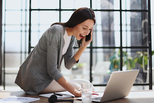 포토 JPG 해외이미지 직업 여자 행복 얼굴 이어폰 인터넷 비즈니스 통신 손가락 노동자 독일 실내 대화 한명 미소 가로 노트북 컴퓨터 공책 기쁨 듣기 정보 흰색 기록 비즈니스우먼 종업원 책상 마이크 서비스 경영자 부름 운영자 헬프 해외202309 해외포토 1 손 감정 유럽 컬러 음향기기 가구 모션 문구용품 표정 말하기 사람 내부 신체부위 전자제품 도움 직장인 리더 파일형식