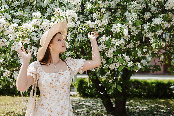 포토 JPG 해외이미지 공원 여자 꽃 잎 목걸이 한명 성인 야외 귀걸이 봄 밀짚모자 쉬폰원피스 성인여자한명만 네트백 해외202309 해외포토 식물 모자_잡화 1 계절 원피스 공공시설 가방 장신구 사람 여자한명만 성인여자만 파일형식
