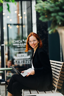 포토 JPG 해외이미지 백인 모델 직업 학생 라이프스타일 여자 교육 행복 커피 음료 인터넷 비즈니스 통신 자연 탁자 거리 갈색머리 한명 앉기 성인 야외 컵 여름 노트북 컴퓨터 뷰티 공책 봄 카페 타이핑 도시 업무 작업 비즈니스우먼 대학교 라떼 프리랜서 해외202309 해외포토 서양인 1 헤어스타일 식기 계절 감정 가구 학교 모션 문구용품 사람 생활 전자제품 상점 직장인 생태계 파일형식