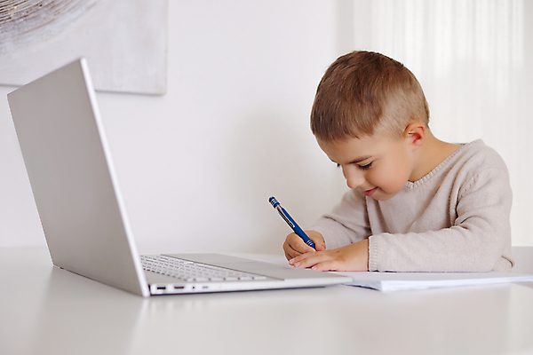 포토 JPG 해외이미지 라이프스타일 응시 교육 행복 어린이 인터넷 통신 교실 학교 수업 주택 한명 사람 앉기 소년 파란색 노트북 빛 학습 컴퓨터 디지털 스크린 웹 흰색 관찰 잡기 연결 손목시계 부름 온라인 최초 고립 온라인강의 락다운 해외202309 해외포토 1 시선 남자 감정 시계 컬러 장신구 모션 건물 생활 전자제품 강의 파일형식 언택트