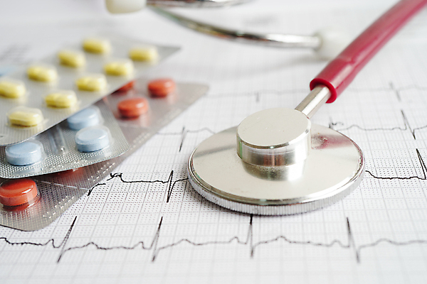 포토 JPG 해외이미지 종이 청진기 탁자 건강 병원 사람없음 그래픽 치료 장식 빨간색 약 진료 시험 의사 공구 심장 긴급 대접 맥박 질병 인쇄 공격 분석 보고서 예방 테라피 돌봄 리듬 심장병 심전도 해외202309 해외포토 교육 컬러 가구 컨셉 의학 의료기기 모션 뷰티 의료진 도구 장기_의학 파일형식